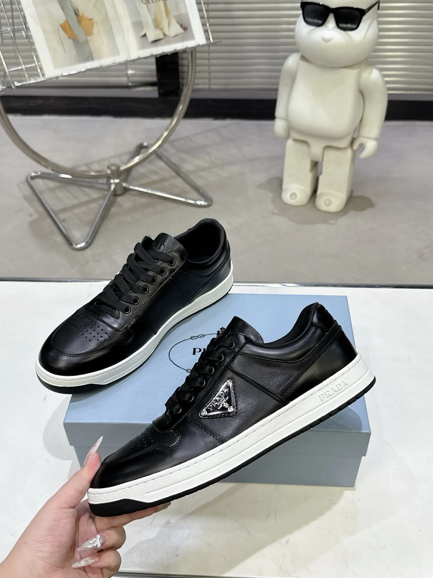 👟👟Ex-factory price 580👟👟 Couple style Prada Latest Downtown Bold series Triangle logo Casual sneakers White shoes Original purchase, development and production Downtown Bold sneakers are inspired by the basketball shoes of the 1980s, with a sporty design and exquisite details. Crafted from perforated leather, the statement platform sole provides a unique, modern style. The Prada logo is interpreted from different angles, decorated with the iconic enameled triangular metal logo, highlighting the unique classic style. Exquisite packaging at the delivery counter🛍📦 ▪️Fabric: Original custom imported first-layer cowhide ▪️Lining: Original imported soft sheepskin ▪️Outsole: Original open-molded rubber bottom material ▪️Size: Women's 35-40 Men's 39-45